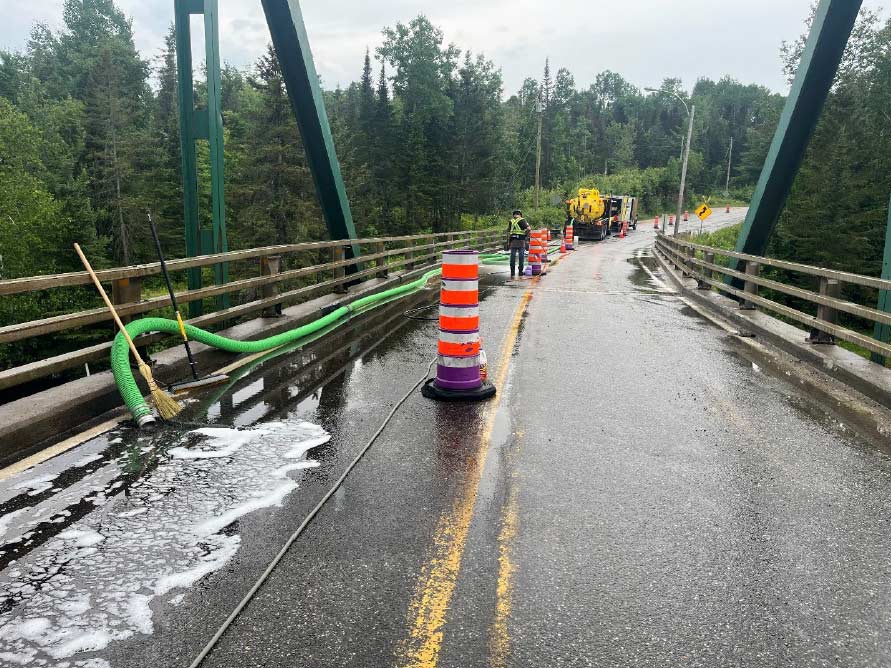 Photo qui représente le nettoyage et la decontamination du pont