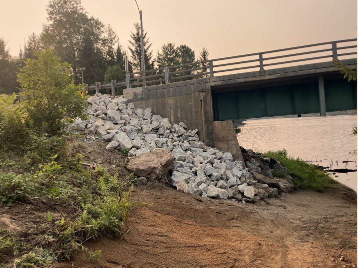 Photo qui représente des roches à côté du pont