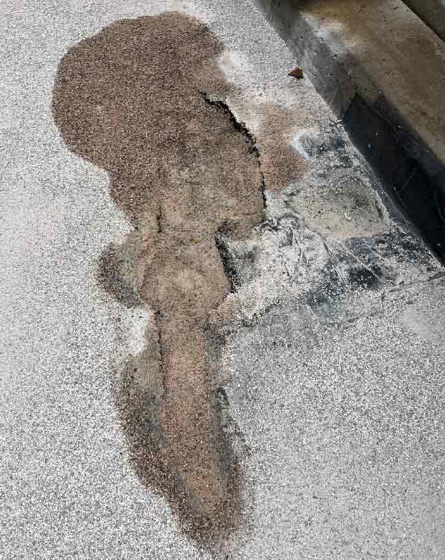 Photo qui représente une tache d'huile sur le pont